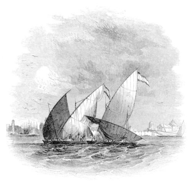 Schwarze und weiße Gravur eines Segelboots mit Menschen an Bord, umgeben von Gebäuden und einem bewölkten Himmel, mit dem Text "1885 - Segeln auf dem Meer" unten.