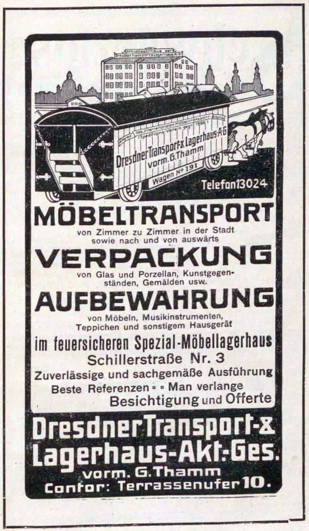 Werbung für einen Zug mit einem Zugbild, Text 'Dresdner Transport & Lagerhaus-Akt-Ges' und ein paar Gebäude im Hintergrund.